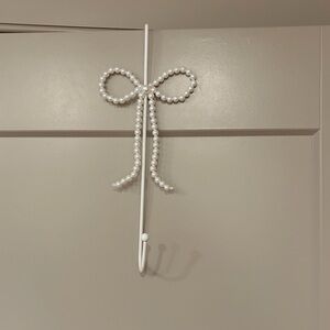 Elegant Pearl Bow Wall Hook